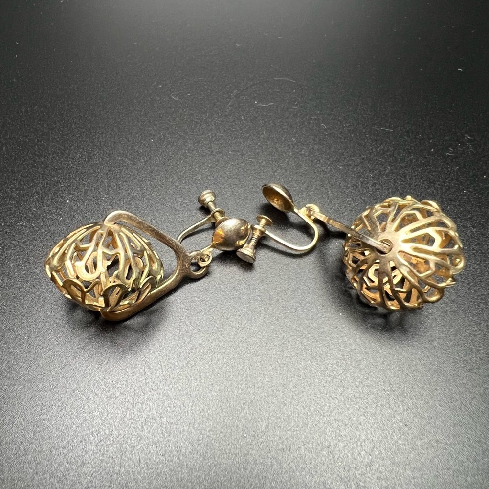 Vintage screw backs gold tone earrings adorable design